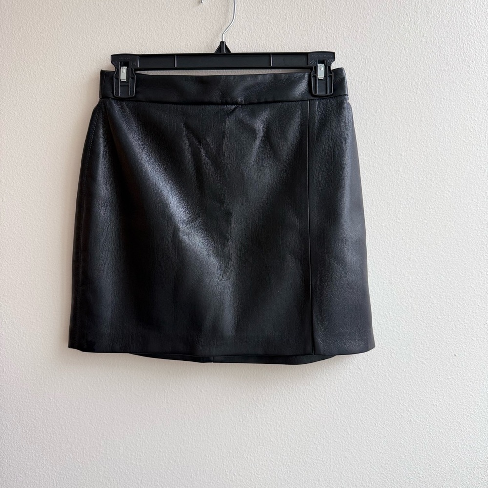Aritzia Wilfred Patio skirt Black Faux Leather split hem Mini Skirt
